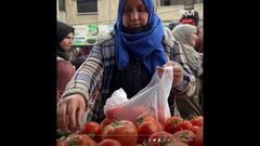 شتت النزوح شمل عائلتها.. نازحة تقاسي الأمرين بتوفير لقمة عيش لابنها الصغير