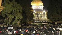 50 ألف يؤدون صلاتي العشاء والتروايح في المسجد الأقصى