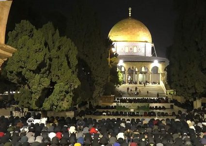 50 ألف يؤدون صلاتي العشاء والتروايح في المسجد الأقصى