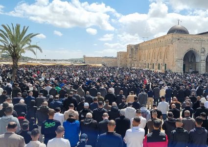 120 ألفا يؤدون صلاة الجمعة الثانية من رمضان في "الأقصى" رغم إجراءات الاحتلال