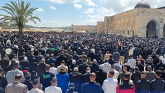 120 ألفا يؤدون صلاة الجمعة الثانية من رمضان في "الأقصى" رغم إجراءات الاحتلال