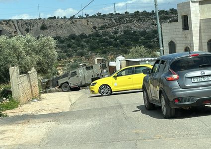 مستوطنون بحماية الاحتلال يهاجمون قرية برقة شرق رام الله