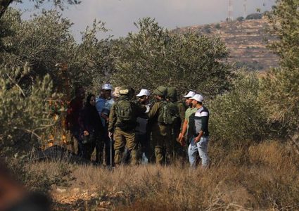 الاحتلال يجبر مزارعين على مغادرة أراضيهم في المغير شرق رام الله