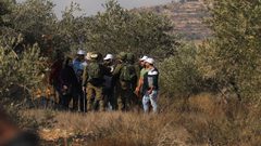 الاحتلال يجبر مزارعين على مغادرة أراضيهم في المغير شرق رام الله