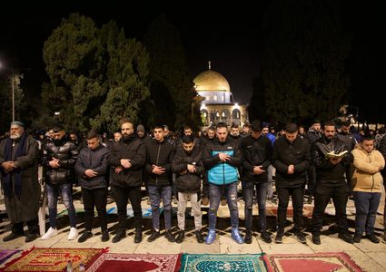 عشرات المصلين يؤدون صلاتي العشاء والتروايح في المسجد الاقصى