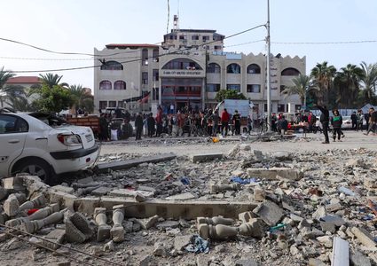 آليات الاحتلال تحاصر مستشفيي الأمل وناصر في خان يونس