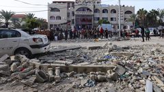 آليات الاحتلال تحاصر مستشفيي الأمل وناصر في خان يونس