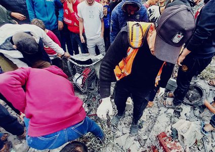 الدفاع المدني: انتشلنا شهداء وأشلاء ومصابين من تحت أنقاض منزلين لعائلتي "بركات" شرق رفح و "السطري" غرب المدينة بعد قصفهما من طيران الاحتلال.