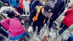 الدفاع المدني: انتشلنا شهداء وأشلاء ومصابين من تحت أنقاض منزلين لعائلتي "بركات" شرق رفح و "السطري" غرب المدينة بعد قصفهما من طيران الاحتلال.