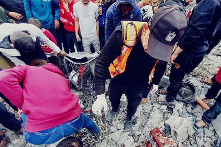 الدفاع المدني ينتشل ضحايا قصف منازل في رفح