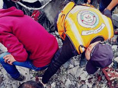الدفاع المدني: انتشلنا شهداء وأشلاء ومصابين من تحت أنقاض منزلين لعائلتي "بركات" شرق رفح و "السطري" غرب المدينة بعد قصفهما من طيران الاحتلال.