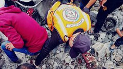 الدفاع المدني ينتشل ضحايا قصف منازل في رفح