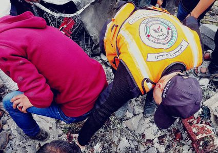 الدفاع المدني: انتشلنا شهداء وأشلاء ومصابين من تحت أنقاض منزلين لعائلتي "بركات" شرق رفح و "السطري" غرب المدينة بعد قصفهما من طيران الاحتلال.