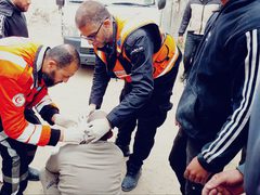الدفاع المدني: انتشلنا شهداء وأشلاء ومصابين من تحت أنقاض منزلين لعائلتي "بركات" شرق رفح و "السطري" غرب المدينة بعد قصفهما من طيران الاحتلال.