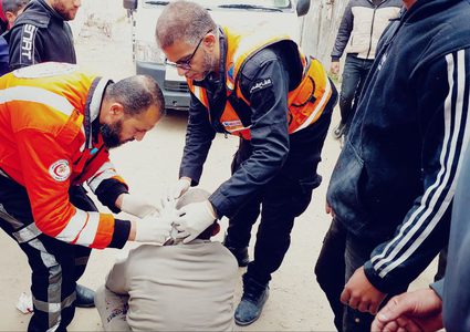 الدفاع المدني: انتشلنا شهداء وأشلاء ومصابين من تحت أنقاض منزلين لعائلتي "بركات" شرق رفح و "السطري" غرب المدينة بعد قصفهما من طيران الاحتلال.