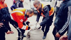 الدفاع المدني ينتشل ضحايا قصف منازل في رفح