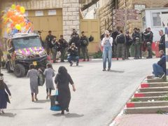 انتشار مكثّف لجيش الاحتلال في تل الرميدة وإغلاق جميع الحواجز في الخليل بسبب عيد المساخر العبري