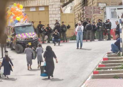 انتشار مكثّف لجيش الاحتلال في تل الرميدة وإغلاق جميع الحواجز في الخليل بسبب عيد المساخر العبري