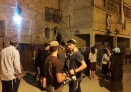 مستوطنون يطعنون سائق حافلة مقدسي مما أدى لإصابته بجروح