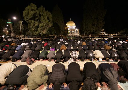 30 ألفا يؤدون صلاتي العشاء والتراويح في المسجد الأقصى