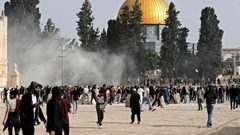 مستوطنون يقتحمون باحات المسجد الأقصى بحماية شرطة الاحتلال