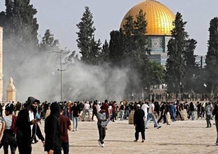 مستوطنون يقتحمون باحات المسجد الأقصى بحماية شرطة الاحتلال