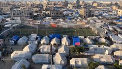 في غزة .. مباريات كرة قدم تحت القصف والقنابل ووسط خيم النزوح