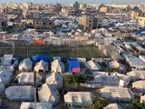 في غزة .. مباريات كرة قدم تحت القصف والقنابل ووسط خيم النزوح