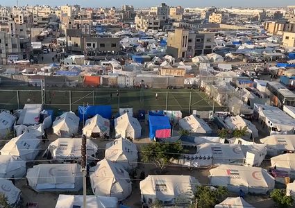 في غزة .. مباريات كرة قدم تحت القصف والقنابل ووسط خيم النزوح