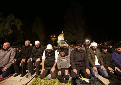 الاحتلال يقتحم المصلى القبلي في المسجد الأقصى ويجبر المعتكفين على مغادرته