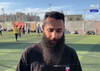 غزة.. شبان يفرون من ويلات الحرب إلى ملعب كرة قدم تحيطه خيام نازحين