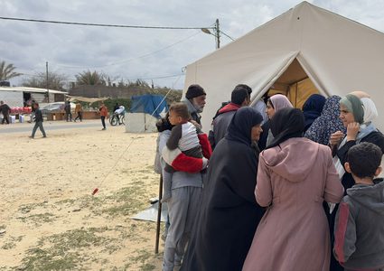 نقاط طبية ومراكز توزيع مساعدات في مواصي خانيونس تحسبا لاجتياح إسرائيلي لرفح