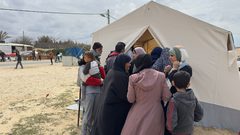 نقاط طبية ومراكز توزيع مساعدات في مواصي خانيونس تحسبا لاجتياح إسرائيلي لرفح