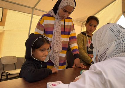 نقاط طبية ومراكز توزيع مساعدات في مواصي خانيونس تحسبا لاجتياح إسرائيلي لرفح