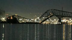 انهيار جسر بمدينة بالتيمور الأميركية بعد اصطدام سفينة شحن به