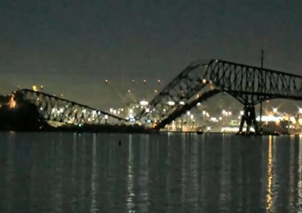 انهيار جسر بمدينة بالتيمور الأميركية بعد اصطدام سفينة شحن به