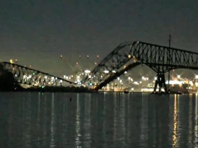 انهيار جسر بمدينة بالتيمور الأميركية بعد اصطدام سفينة شحن به