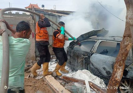 طواقم الدفاع المدني تخمد حريقا شب نتيجة قصف مدفعي بحي النصر شمال شرق رفح