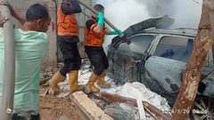 طواقم الدفاع المدني تخمد حريقا شب نتيجة قصف مدفعي بحي النصر شمال شرق رفح