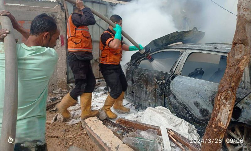 طواقم الدفاع المدني تخمد حريقا شب نتيجة قصف مدفعي بحي النصر شمال شرق رفح