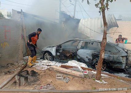 طواقم الدفاع المدني تخمد حريقا شب نتيجة قصف مدفعي بحي النصر شمال شرق رفح