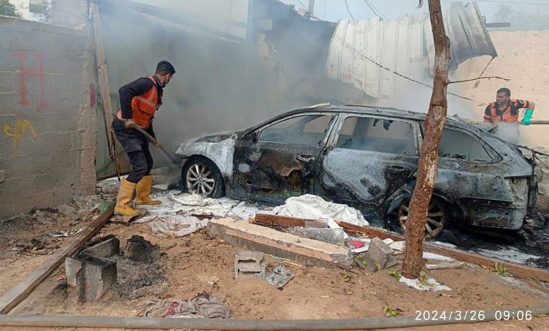 طواقم الدفاع المدني تخمد حريقا شب نتيجة قصف مدفعي بحي النصر شمال شرق رفح