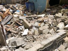 آثار الدمار الذي خلفه جيش الاحتلال في مقر حركة فتح خلال اقتحامه مخيم بلاطة شرق نابلس فجر اليوم.