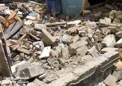 آثار الدمار الذي خلفه الاحتلال في مقر حركة فتح خلال اقتحامه مخيم بلاطة شرق نابلس