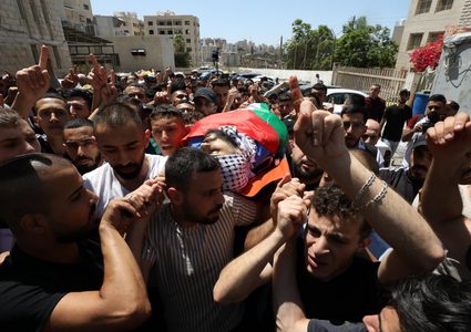 تشييع جثمان الشهيد عرعراوي إلى مثواه الأخير في مخيم العين بنابلس