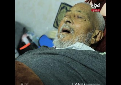 مسن وصل يعاني من جلطة ليصيبه رصاص القناص باب مستشفى الأمل في خان يونس