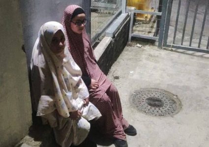 الاحتلال يحتجز طفلتين وسط الخليل