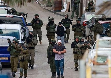 الاحتلال يعتقل 25 مواطنا من الضفة بينهم طفل وأسرى سابقون