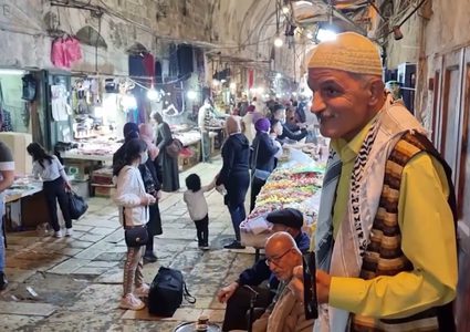 حكواتي القدس يمزج قصصه بروايات غزة في رمضان فلسطيني حزين