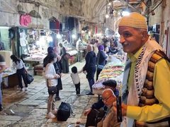 حكواتي القدس يمزج قصصه بروايات غزة في رمضان فلسطيني حزين